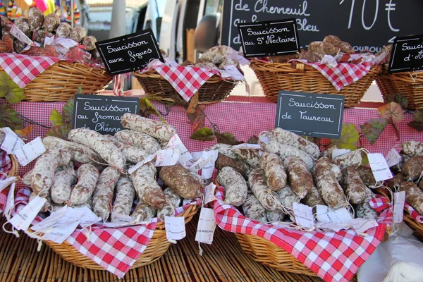Enchidos num mercado francês — Fotografia de Stock