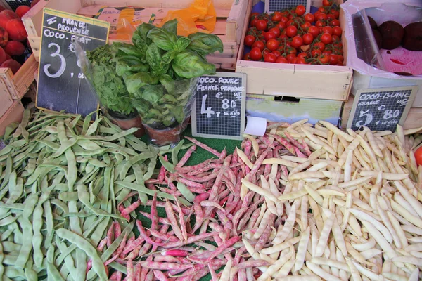 Divers haricots dans un étal de marché — Photo