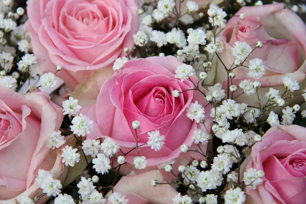 Rosas cor de rosa em arranjo nupcial — Fotografia de Stock