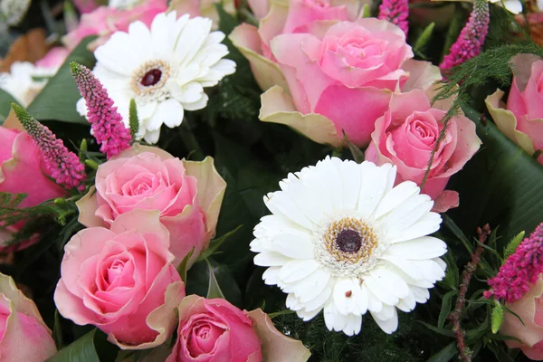 Rosas cor-de-rosa, gerberas brancas em arranjo nupcial — Fotografia de Stock