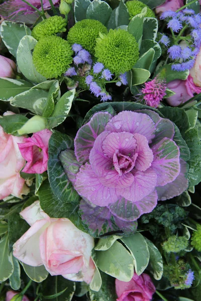 Floral arrangement in different shades of purple — Stock Photo, Image