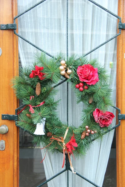 Χριστούγεννα στεφάνι σε μια πόρτα — Φωτογραφία Αρχείου