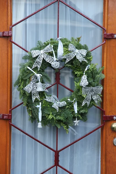 Χριστούγεννα στεφάνι σε μια γυάλινη πόρτα — Φωτογραφία Αρχείου