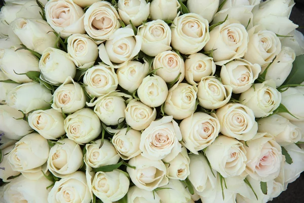 Група білих троянд, весільні прикраси — стокове фото