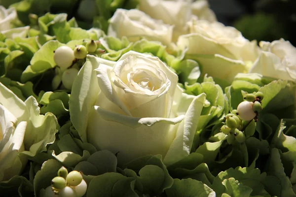 Группа белых роз, свадебные украшения — стоковое фото