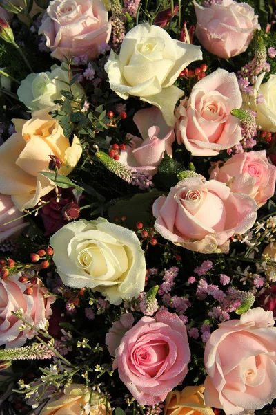 Hochzeitsblumen: verschiedene Schattierungen von rosa Rosen — Stockfoto