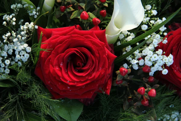 Růže červené a bílá kala lillies ve svatební uspořádání — Stock fotografie