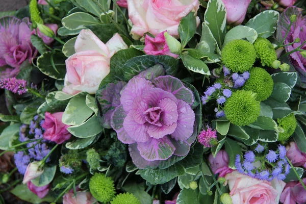 Arreglo floral en diferentes tonos de púrpura — Foto de Stock