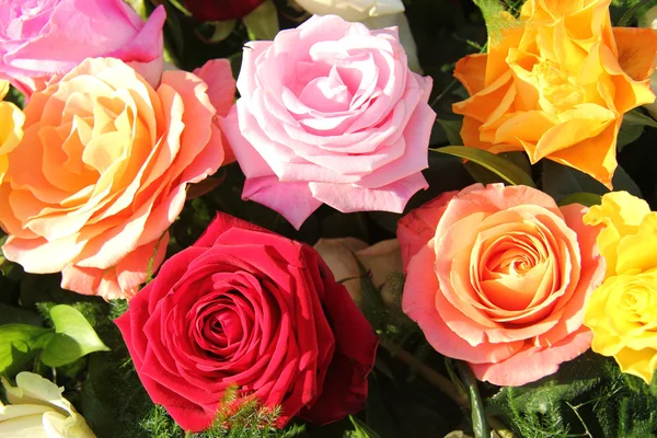 Mångfärgade rosor i blomsterarrangemang — Stockfoto