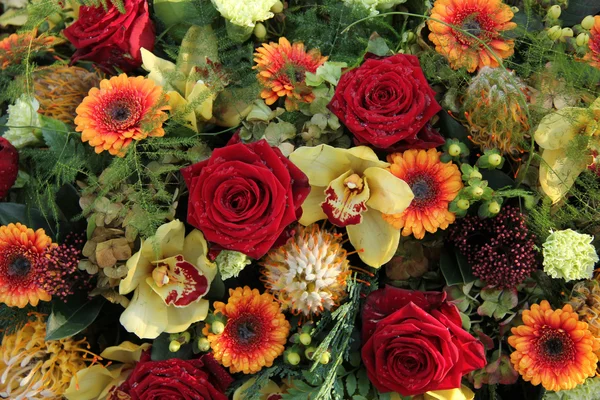 Róże i storczyki w układzie kwiat — Zdjęcie stockowe