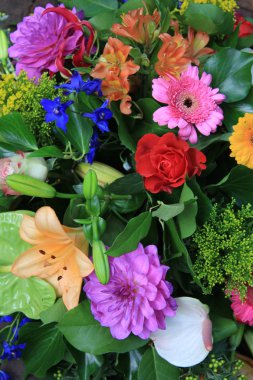 Parlak renklerle karışık çiçek aranjmanı