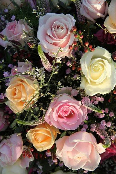 Bröllop blommor: Olika nyanser av rosa rosor — Stockfoto