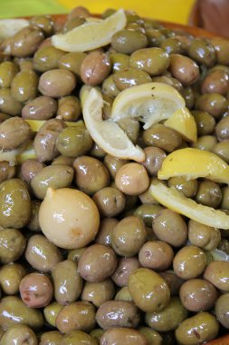 Yeşil Zeytin ve limon parçaları