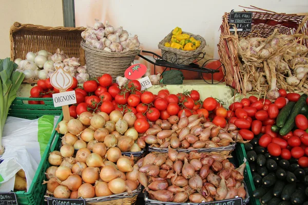 Zelenina ve stánku na trhu — Stock fotografie
