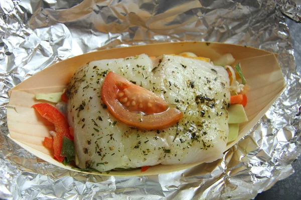 Filete de pescado con tomate —  Fotos de Stock