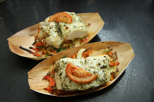 Filete de pescado con tomate —  Fotos de Stock