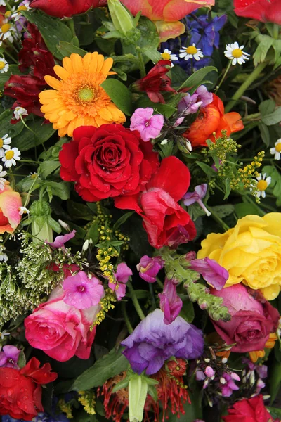Квіткова композиція в яскравих кольорах — стокове фото