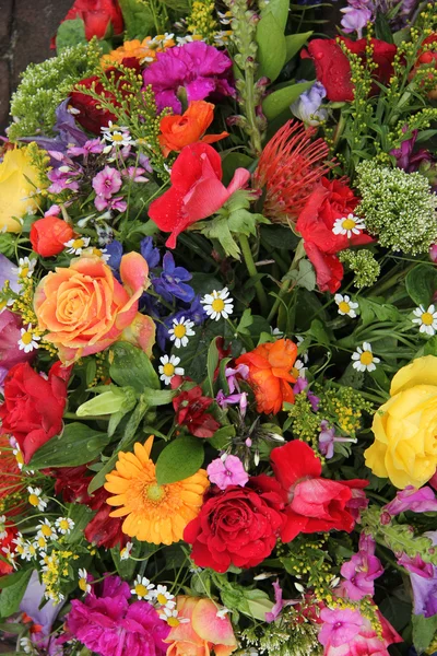 Arranjo de flores em cores brilhantes — Fotografia de Stock