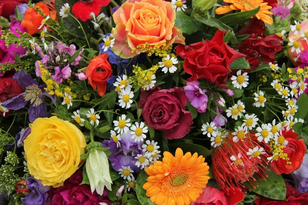 Arrangement de fleurs dans des couleurs vives — Photo
