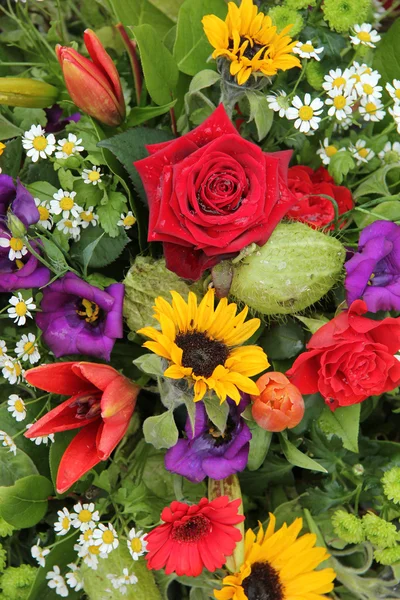 Arranjo de flores em cores brilhantes — Fotografia de Stock