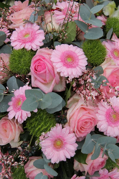 Gerberas y rosas rosadas en un arreglo de boda — Foto de Stock