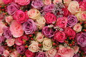 Hochzeitsarrangement aus lila und rosa Rosen