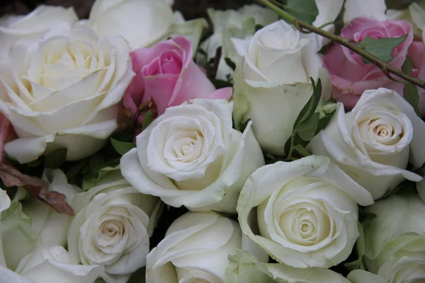 Arranjo de flores nupciais em rosa e branco — Fotografia de Stock