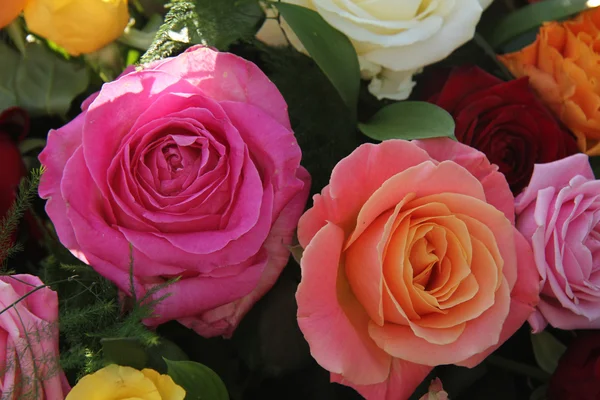 Rosas multicoloridas em arranjo de flores — Fotografia de Stock