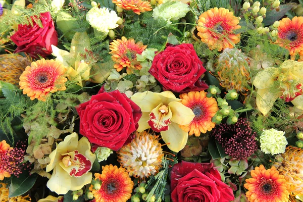 Rosas y orquídeas en un arreglo floral —  Fotos de Stock