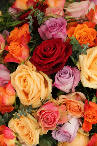 Цветной букет роз — стоковое фото