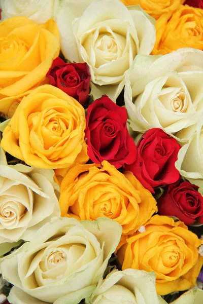 Gelbe, weiße und rote Rosen in einem Hochzeitsarrangement — Stockfoto