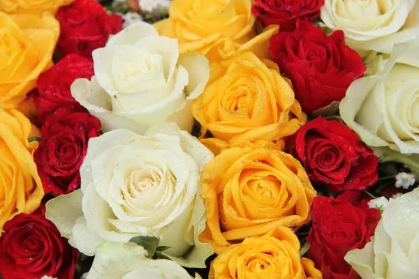Gelbe, weiße und rote Rosen in einem Hochzeitsarrangement — Stockfoto