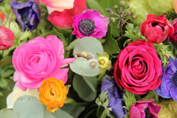 Wildblumen-Arrangement in leuchtenden Farben — Stockfoto