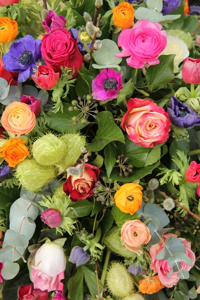 Wildblumen-Arrangement in leuchtenden Farben — Stockfoto