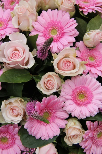 Brudkläder blomsterarrangemang i rosa — Stockfoto