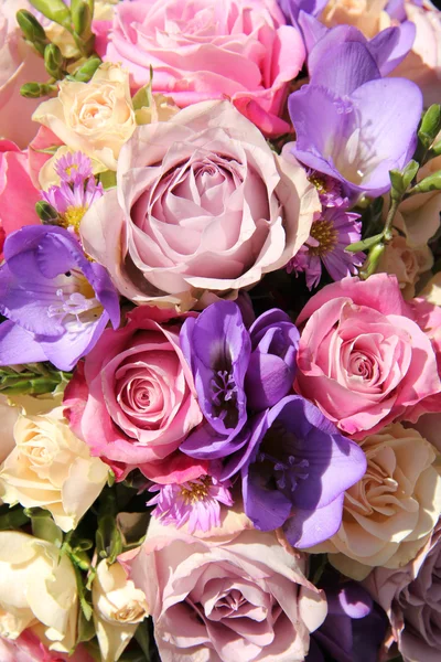 Rózsaszín és lila esküvői csokor — Stock Fotó