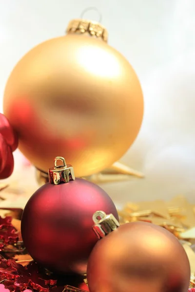 Decorações de Natal em vermelho e ouro — Fotografia de Stock