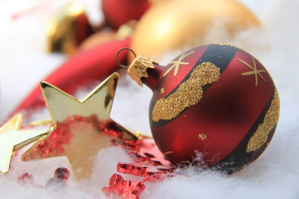 Weihnachtsschmuck und goldener Stern — Stockfoto