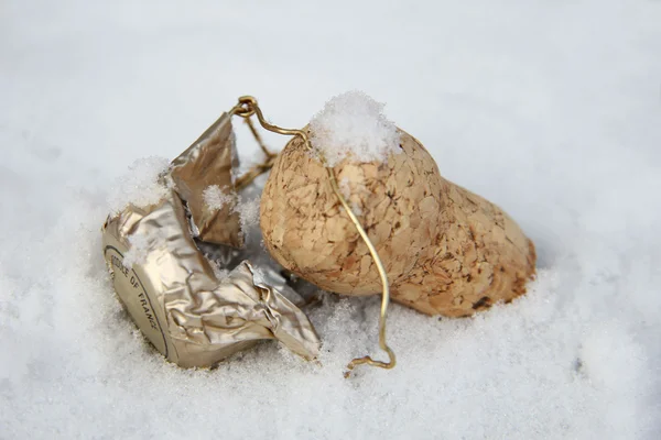 Bouchon de champagne dans la neige — Photo