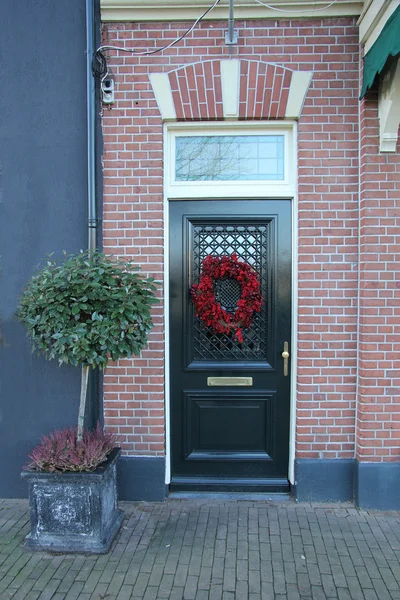 A grinalda de Natal em uma porta — Fotografia de Stock