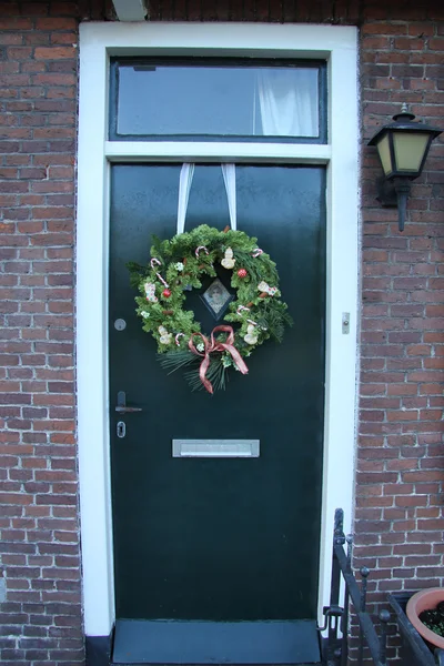 Couronne de Noël sur une porte — Photo