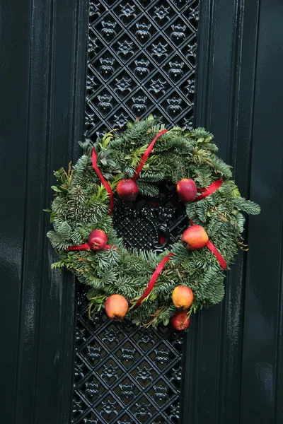 De kroon van Kerstmis op een deur — Stockfoto