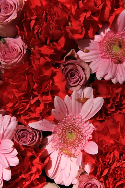 Bruiloft bloemen in rood en roze — Stockfoto