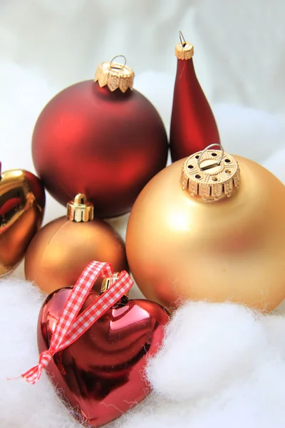 赤とゴールドでのクリスマスの装飾 — ストック写真
