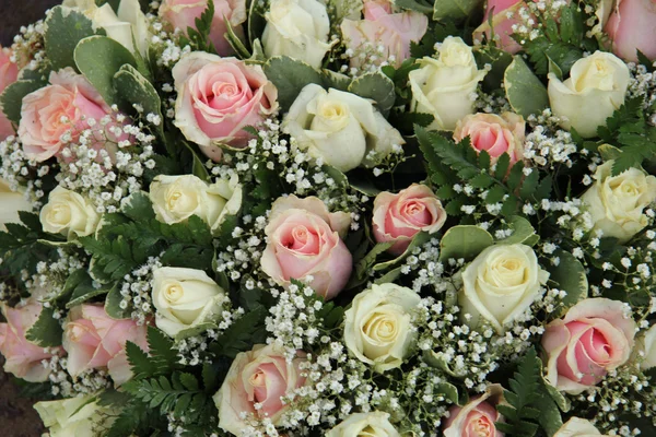 Hochzeitsarrangement in rosa und weiß — Stockfoto