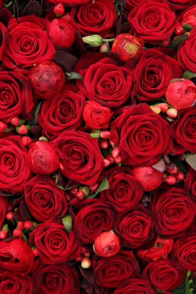 Hahnenfuß, Beeren und Rosen in einer Gruppe — Stockfoto