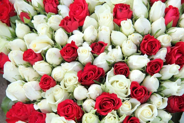 Roses rouges et blanches dans un bouquet de mariée — Photo