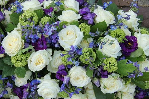 Arranjo de casamento em branco e azul — Fotografia de Stock