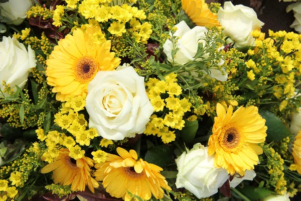 Witte rozen en gele gerbera 's — Stockfoto