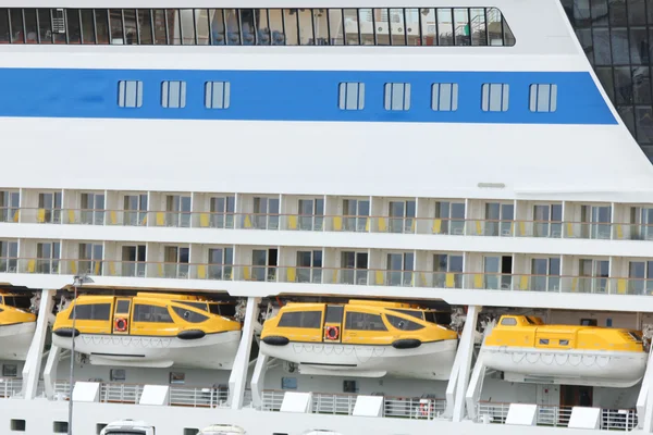 Veiligheid reddingsboten op een cruiseschip — Stockfoto